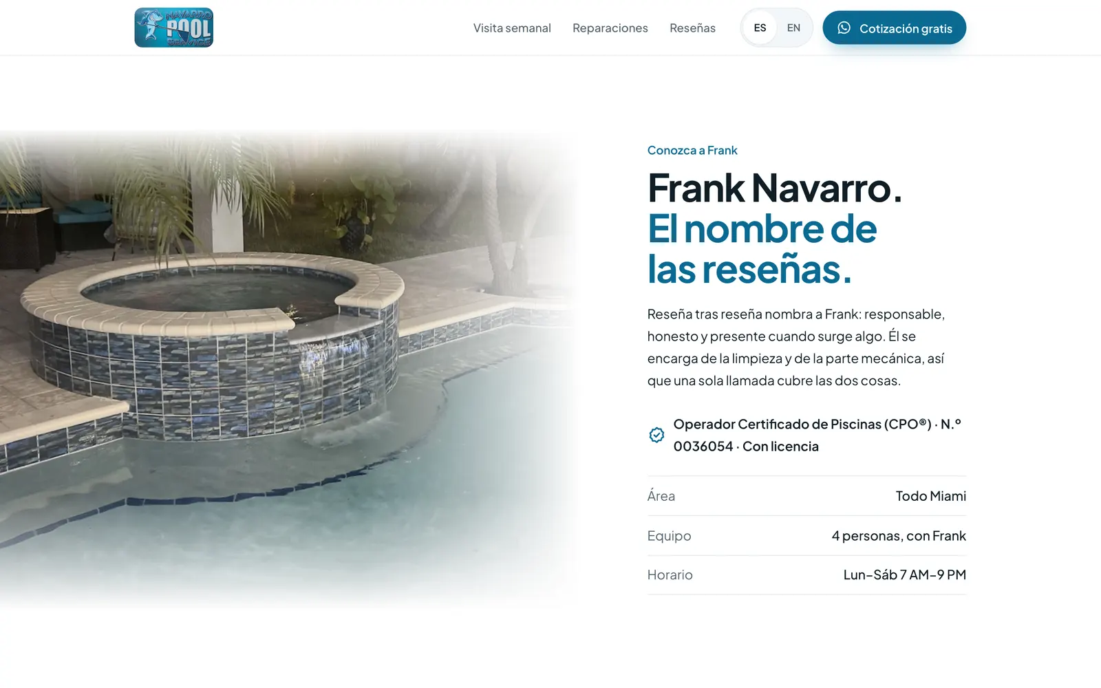 La sección Conozca a Frank de Navarro POOL: Frank Navarro, el nombre de las reseñas, junto a una piscina de noche